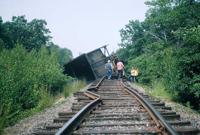 http://www.raritanriverrailroad.org/wrecks/Phoenix1972/G40_Derailment_Phoenix_Oct1972.JPG