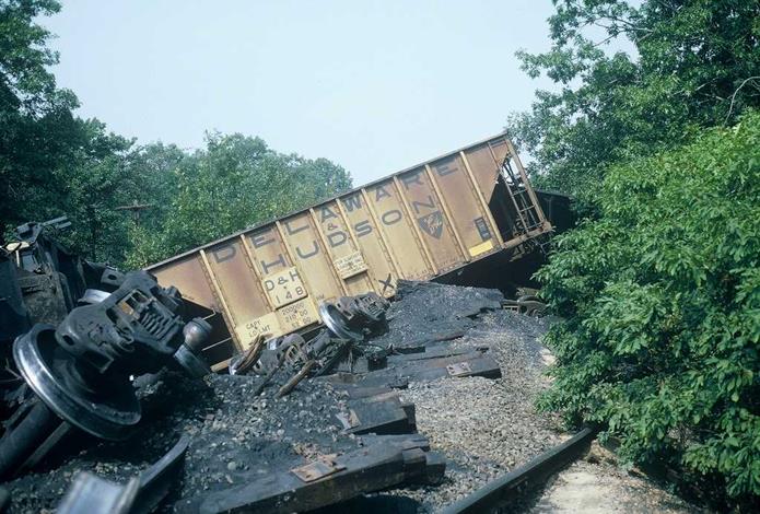 http://www.raritanriverrailroad.org/wrecks/Phoenix1972/G42_Derailment_Phoenix_Oct1972.JPG