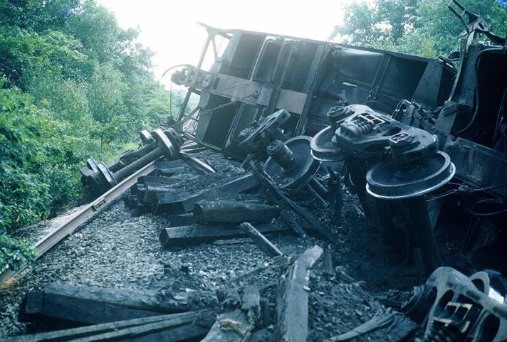 http://www.raritanriverrailroad.org/wrecks/Phoenix1972/G45_Derailment_Phoenix_Oct1972.JPG